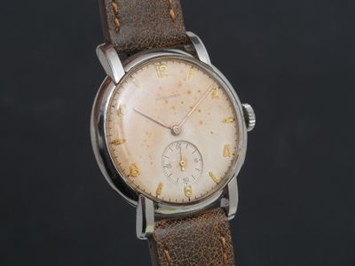 gros plan d'une montre-bracelet avec un bracelet en cuir marron