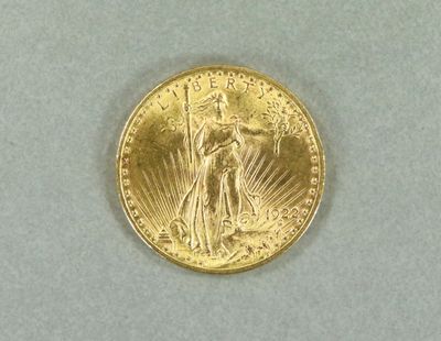 gros plan d'une pièce d'or sur laquelle figure une femme