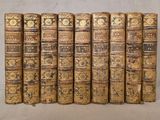 plusieurs vieux livres sont alignés sur une table