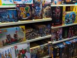 il y a beaucoup de Lego sur les étagères du magasin