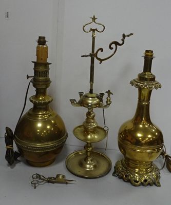 de nombreux objets en laiton posés sur une table