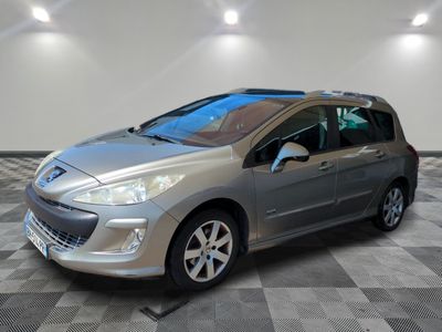 la voiture argentée est garée dans le garage sur un sol en damier