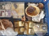 un panier bleu rempli de différents types d'aliments