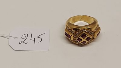 gros plan d'une bague sur une surface blanche avec une étiquette de prix