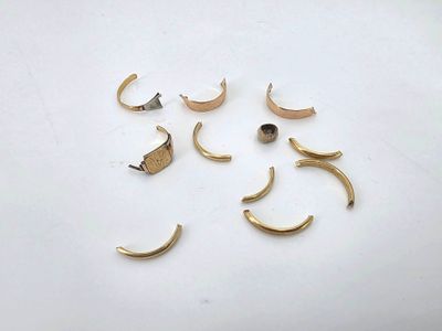 quatre paires de boucles d'oreilles « ear cuffs » plaquées or et une paire de boucles d'oreilles « ear cuffs » plaquées argent