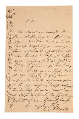une lettre écrite à l'encre noire sur une feuille de papier