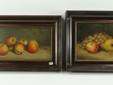 une paire de tableaux représentant des pommes et des raisins posés sur une table
