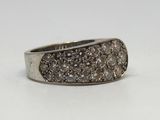 une image d'une bague en diamant sur une surface blanche