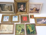 beaucoup de photos encadrées sur la table