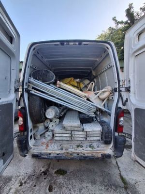 une camionnette avec tout un tas d'objets à l'arrière