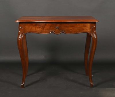 une table en bois avec deux tiroirs et un tiroir en dessous