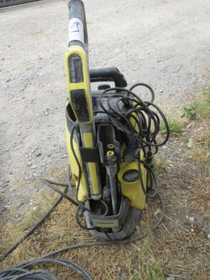 une machine posée par terre à côté de quelques fils