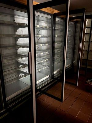 un réfrigérateur contenant de nombreux plateaux de nourriture