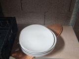 une pile d'assiettes sur une étagère à côté d'un micro-ondes