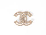 une broche Chanel en diamants et or