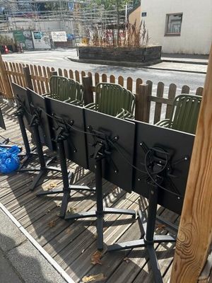 une rangée de chaises disposées au bord de la rue