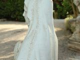 une statue représentant une femme portant une capuche sur la tête