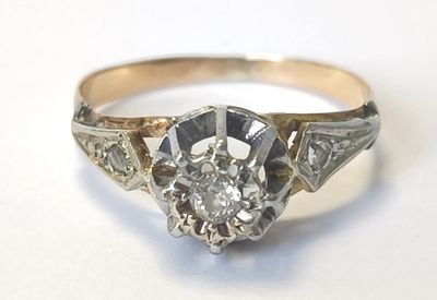 gros plan d'une bague en diamant sur une surface blanche