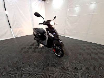 un scooter garé à l'intérieur d'un immeuble