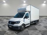 la camionnette blanche est garée sur le sol en damier d'une pièce
