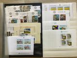 un grand nombre de timbres différents sur les pages d'un livre