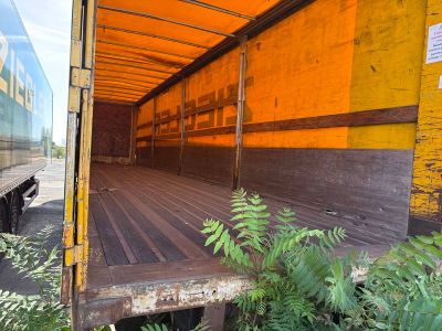 un train qui se trouve à l'arrière d'un camion
