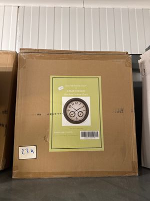 une boîte sur laquelle est posée une horloge, à côté d'une boîte remplie de boîtes