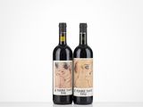 deux bouteilles de vin posées sur une table l'une à côté de l'autre