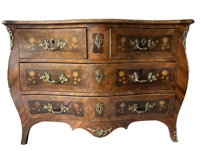 Commode à façade et côtés galbés en bois de placage ouvrant par quatre - Photo 1