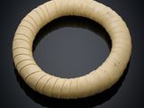 une photo d'un bracelet en bois