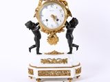 une horloge posée sur une table