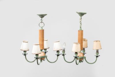 une paire de lustres verts et blancs auxquels sont suspendus des abat-jours