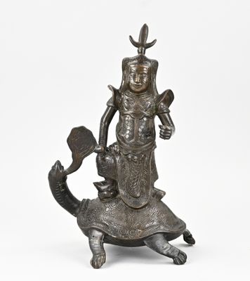 statue en bronze représentant une femme assise sur une tortue, coiffée d'un chapeau et armée d'une épée