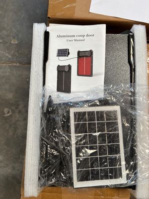 une boîte contenant quelques objets, posée sur une table