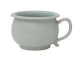 tasse en céramique verte et blanche avec anse, sur fond blanc
