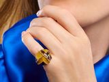 une femme qui porte une bague au doigt