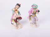 paire de figurines représentant un homme et une femme jouant d'un instrument de musique