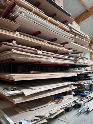 une grande pile de planches de bois dans un entrepôt