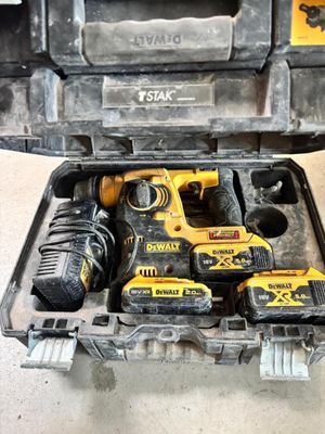 Un mallette à outils DEWALT double étage comprenant une visseuse, une  - Photo 1