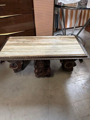 TABLE basse en résine imitation bois , métal et marbre.