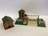 un petit circuit de train miniature avec une petite maison et un petit train