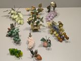 de nombreuses figurines de différentes couleurs et tailles sur la table