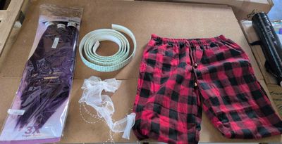 une boîte contenant un pantalon, une paire de gants, une paire de ciseaux et une paire de ciseaux