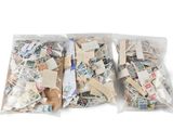 deux sachets remplis de timbres posés sur une surface blanche