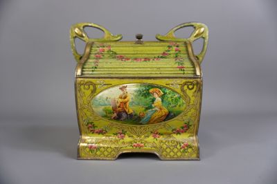 une boîte jaune ornée d'une peinture, posée sur une table