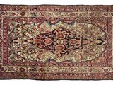 un tapis persan antique avec un motif floral sur fond blanc