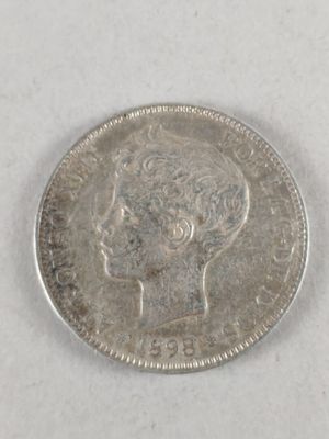 Gros plan sur une pièce d'argent portant une tête de femme