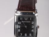 une montre posée sur un support sur une table