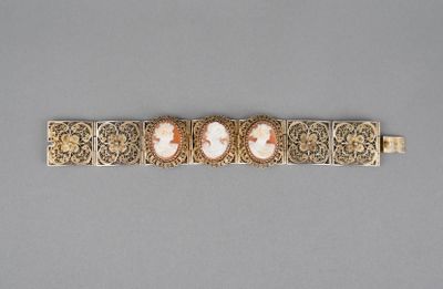 un bracelet en or orné de camées et de filigranes
