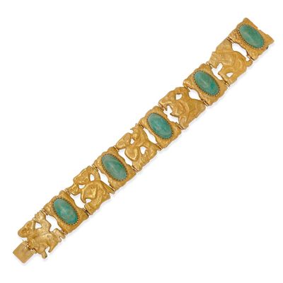 un gros plan d'un bracelet en or orné de pierres vertes
